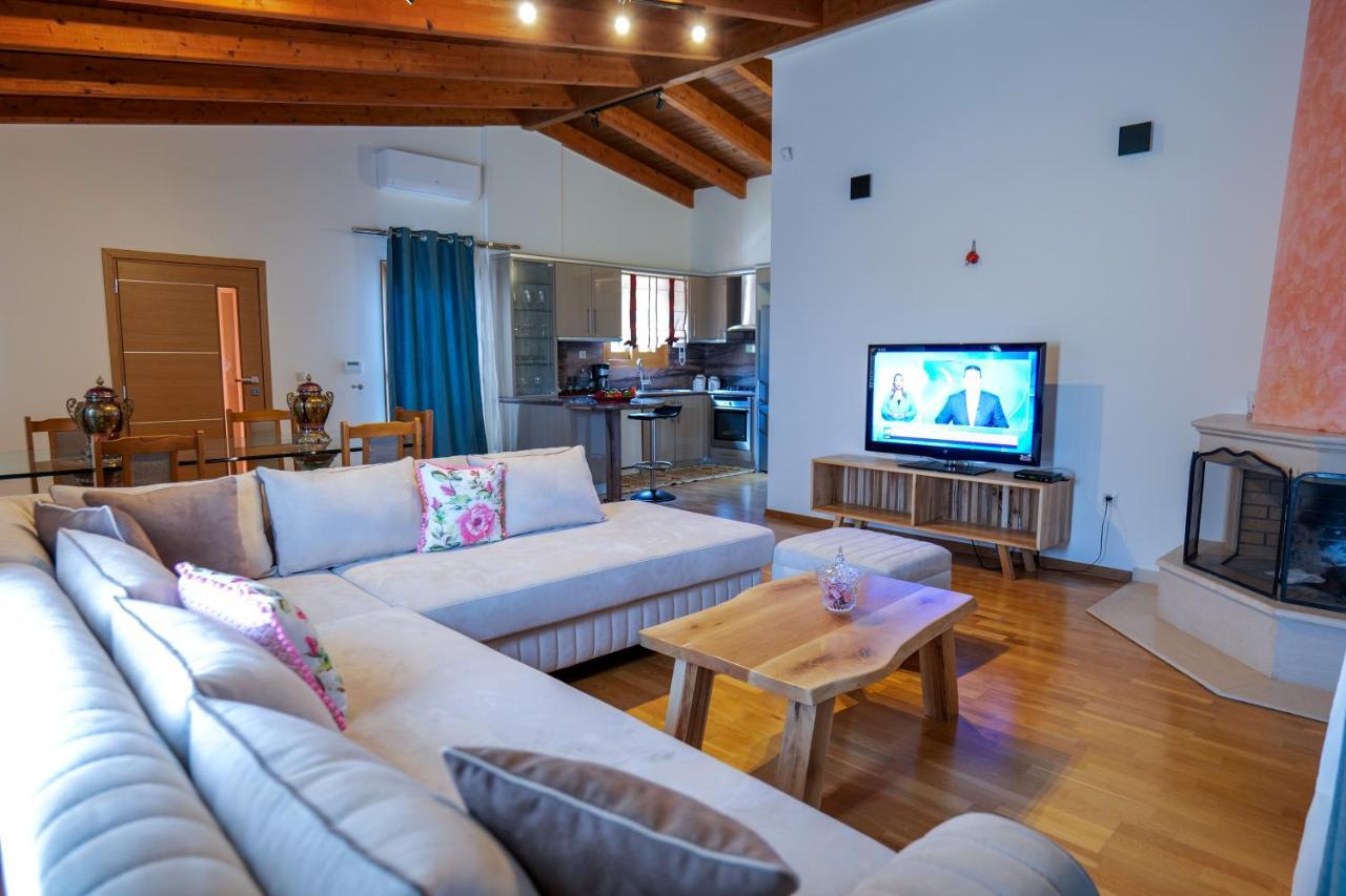 Royal 1967 Bed & Breakfast Himarë Dış mekan fotoğraf